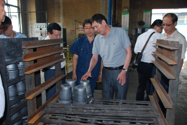 新鄉(xiāng)市工信局杜局長(zhǎng)及衛(wèi)輝市副市長(zhǎng)李志勇等領(lǐng)導(dǎo)蒞臨我公司視察指導(dǎo)工作 